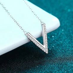 Simple Style V Shape Sterling Silver Moissanite Pendant Necklace In Bulk -Cheap Jewelry Store 1664091918386204672